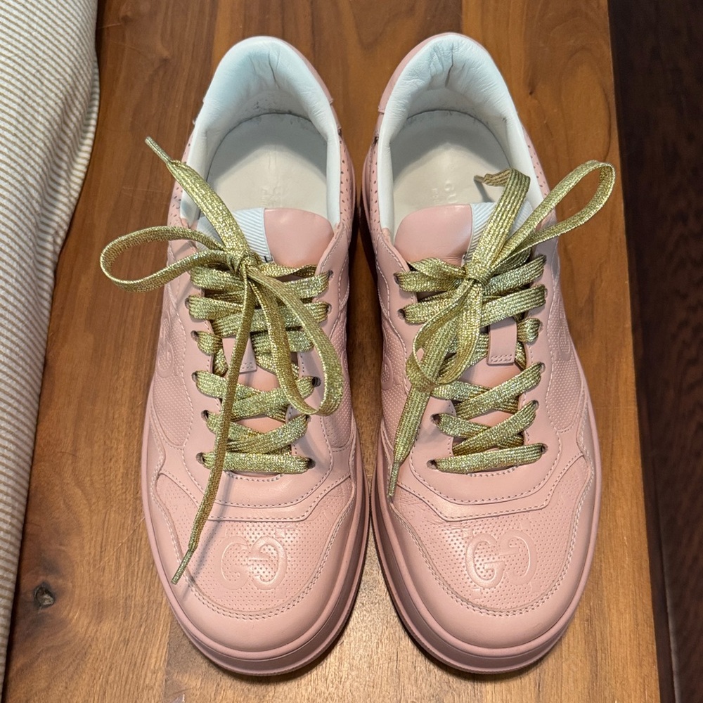 GUCCI Elegant Pink Sneakers with Gold Laces